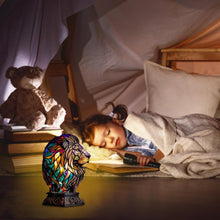 Lade das Bild in den Galerie-Viewer, LeuchtLöwe - handgefertigte Lampe, die Herzen erstrahlen lässt
