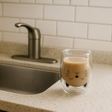 Lade das Bild in den Galerie-Viewer, MiauGlas Tasse - Handschonend, stilvoll, katzenlieb
