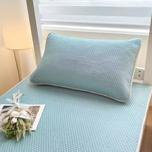 Lade das Bild in den Galerie-Viewer, DreamChill - der kühlende &amp; hautschonende Kissenbezug - das Original
